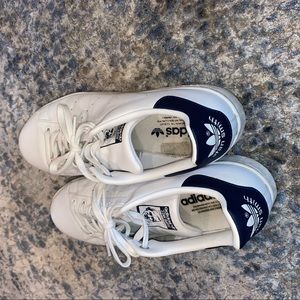 Adidas Stan smith.